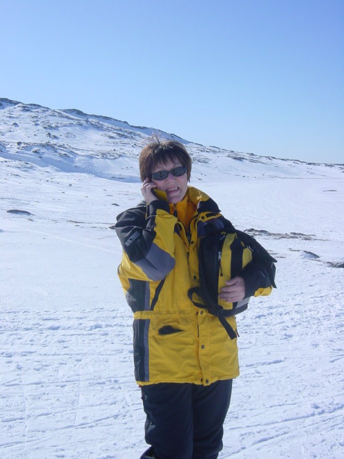 Man kan nå meget med ski på - Nuuk 1. april 2002